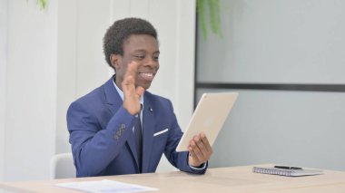 Afrika Işadamı tarafından tablet online görüntülü sohbet