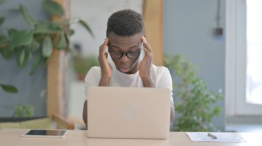 Dizüstü bilgisayarla uğraşırken Afrikalı Adam 'ın başı ağrıyor