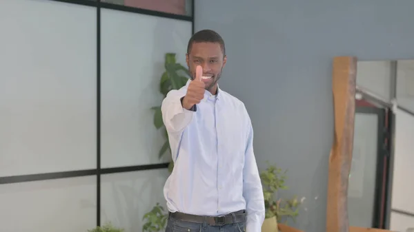 Portrait African American Man Showing Thumbs — Stock fotografie