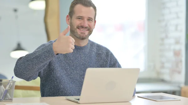 Thumbs Mature Adult Man Working Laptop — Foto de Stock