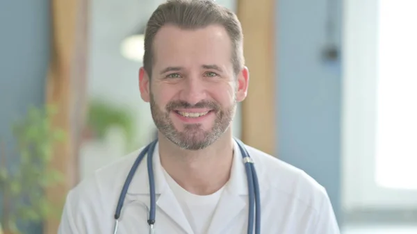 Portret Uśmiechający Się Lekarza Klinice — Zdjęcie stockowe