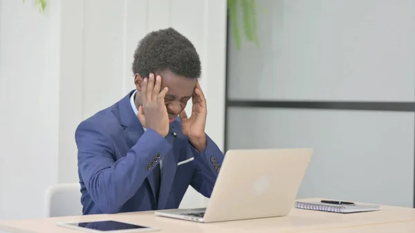 Empresario Africano Tiene Dolor Cabeza Mientras Trabaja Ordenador Portátil —  Fotos de Stock