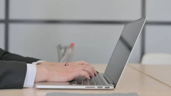 Vista Lateral Das Mãos Femininas Digitando Laptop — Fotografia de Stock