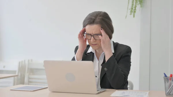 Old Senior Businesswoman Having Headache While Working Laptop Fotos De Bancos De Imagens Sem Royalties