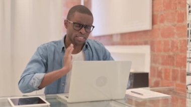 Boyun Ağrısı olan Afrikalı Adam Laptop üzerinde çalışıyor