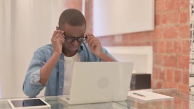 Başağrısı olan Afrikalı Adam Laptop üzerinde çalışıyor