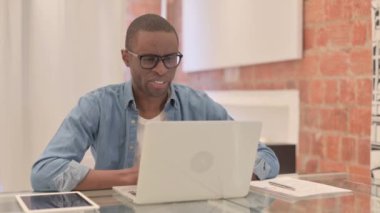 Laptop 'ta Afrikalı Adam' ın Online Video Sohbeti