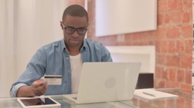 Bilgisayarda Afrikalı Adam 'dan Başarısız İnternet Alışverişi