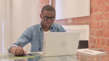 Laptop ve Grafik Tablet Tasarım Üzerinde Çalışan Afrikalı Adam