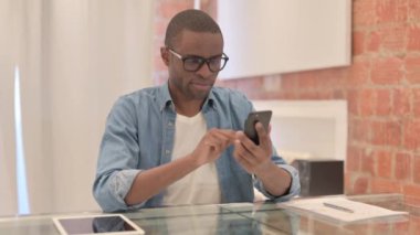 Akıllı Telefon 'da Afrikalı Adam Başarı Kutlaması