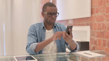 Üzgün Afrikalı Adam Akıllı Telefondan Şok Edildi