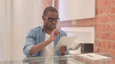 Tablet PC kullanan neşeli Afrikalı Adam