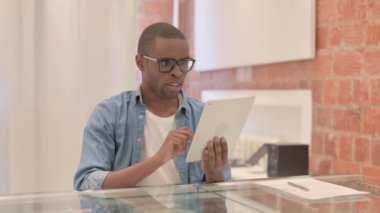 Tablet PC 'de Afrikalı Adam Başarı Kutlaması