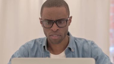 Dizüstü bilgisayardaki Afrikalı Adam Kutlama Başarısını Kapanışı