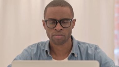 Hayır, Afrikalı Adam 'ın El sallamasını reddediyorum.