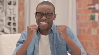 Başarı Kutlaması İçin Heyecanlı Afrikalı Adamın Portresi