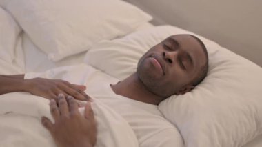 Afrikalı Adam Uyanıyor ve Yataktan Çıkıyor