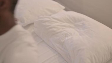 Yorgun Afrikalı Adam Uyumak için Yatıyor