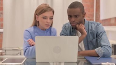 Dizüstü bilgisayarda çalışan sıradan ırklar arası bir çift.