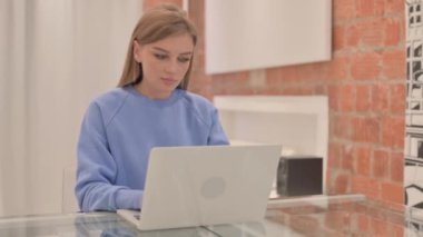 Laptop 'ta Çalışan Meşgul Genç Kadın