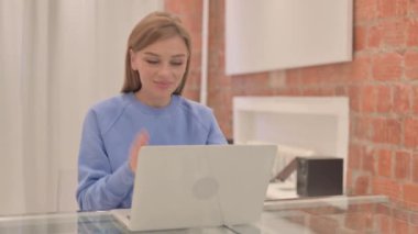 Laptop 'ta Genç Kadın' ın Çevrimiçi Video Sohbeti