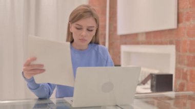 Genç Kadın Dizüstü bilgisayar ve Belgelerle Başarı Kutlaması, Sözleşme