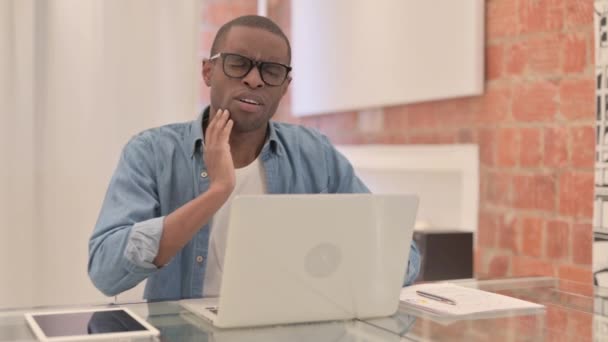 Afrikaanse Man Met Tandpijn Tijdens Het Werken Laptop Infectie — Stockvideo