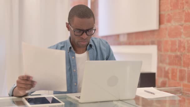Documento Leitura Pelo Homem Africano Trabalho Laptop — Vídeo de Stock