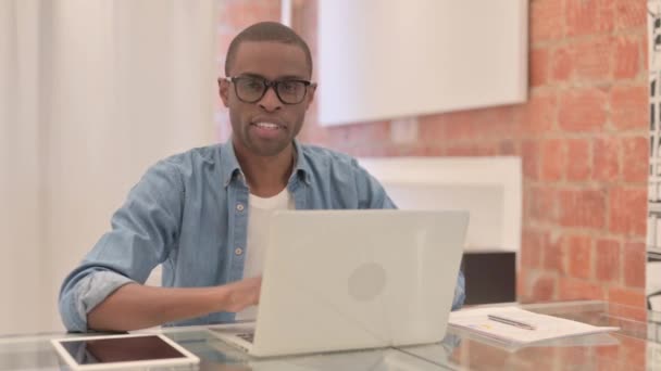 Polegares Para Cima Por Homem Africano Laptop — Vídeo de Stock
