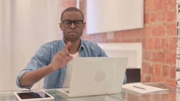 Não Rejeitando Homem Africano Acenando Com Dedo Trabalho — Vídeo de Stock