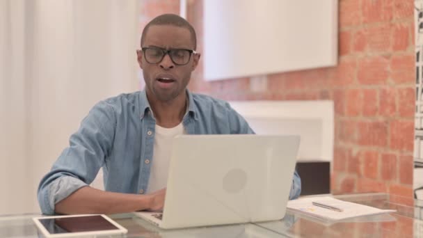Geschokte Afrikaanse Man Werkt Laptop — Stockvideo