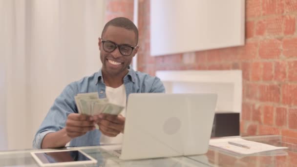 Αφρικανός Άνθρωπος Μετρώντας Δολάρια Στην Εργασία Χρήματα Κάνοντας — Αρχείο Βίντεο