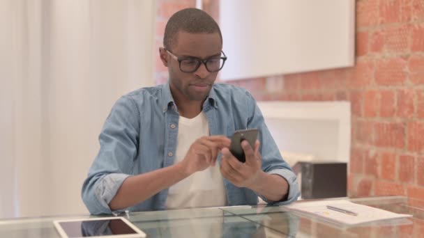 Yerinde Akıllı Telefon Kullanan Afrikalı Adam — Stok video