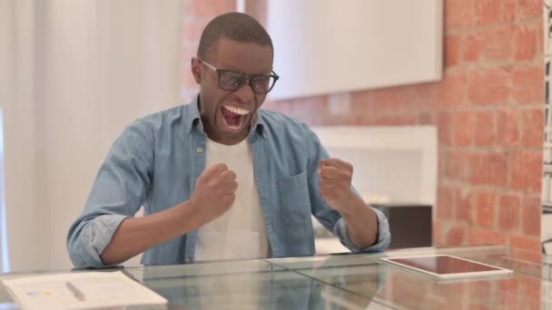 オフィスに座ってフラストレーションに怒っているアフリカ人男性 — ストック動画