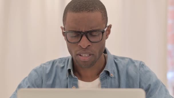 Gros Plan Homme Africain Ayant Toux Travail Sur Ordinateur Portable — Video