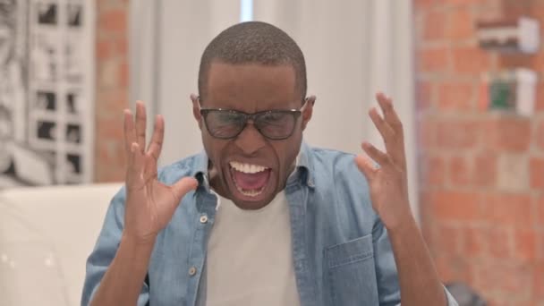 Retrato Angry African Man Gritando Alto Enlouquecendo — Vídeo de Stock