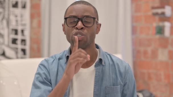 Porträt Eines Afrikaners Mit Dem Finger Auf Den Lippen — Stockvideo