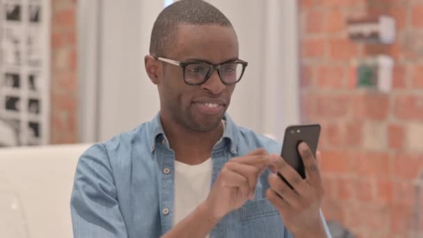 Portret Van Afrikaanse Man Viert Succes Smartphone — Stockvideo