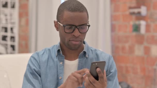 Retrato Homem Africano Alegre Usando Smartphone — Vídeo de Stock