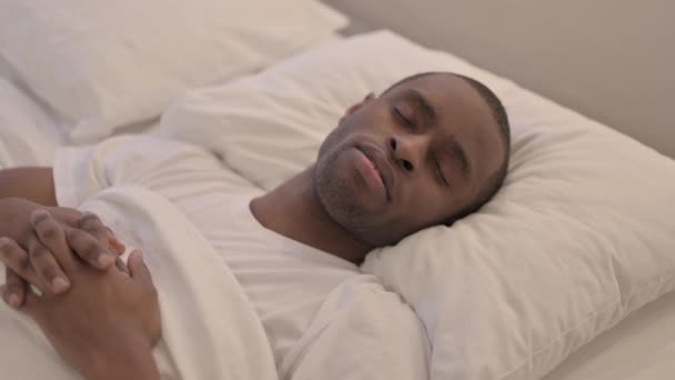 Hombre Africano Cansado Durmiendo Cama Casa — Vídeo de stock