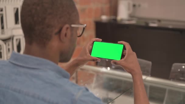 Telepon Pemegang Lelaki Afrika Dengan Layar Kunci Chroma — Stok Video