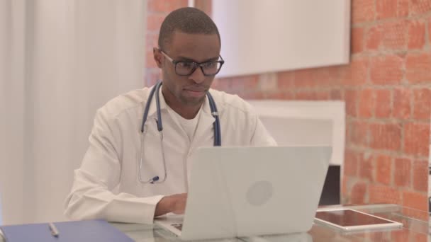 Upptagen Ung Afrikansk Doktor Arbetar Laptop — Stockvideo