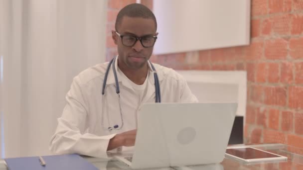 Ung Afrikansk Doktor Arbetar Laptop Tittar Mot Kameran — Stockvideo