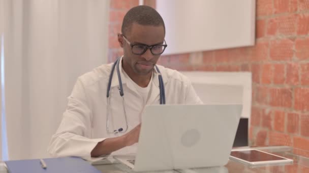 Não Rejeitando Jovem Médico Africano Acenando Com Dedo Trabalho — Vídeo de Stock