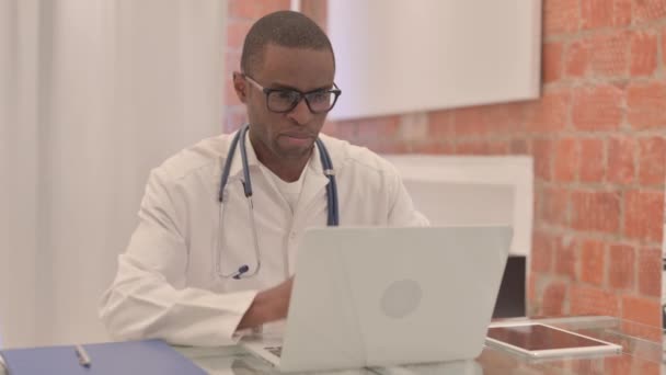 Videochatt Ung Afrikansk Läkare Laptop — Stockvideo