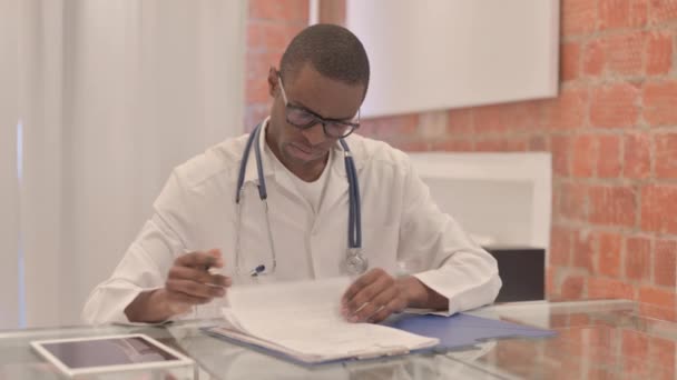 Νεαρός Αφρικανός Γιατρός Που Εργάζεται Έγγραφα Κάνει Γραφειοκρατικά — Αρχείο Βίντεο