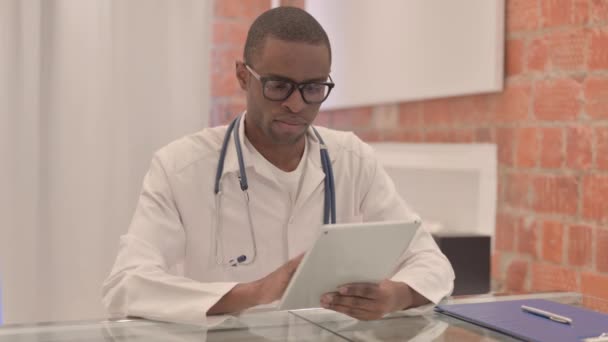 Glada Unga Afrikanska Läkare Som Använder Tablet — Stockvideo