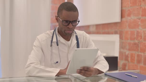 Chat Vídeo Line Tablet Por Jovem Médico Africano — Vídeo de Stock