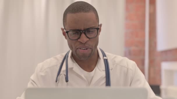 Close Jovem Médico Africano Fazendo Video Chat Laptop — Vídeo de Stock