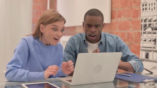 Izgatott Interracial Pár Ünnepli Sikert Laptopon — Stock videók